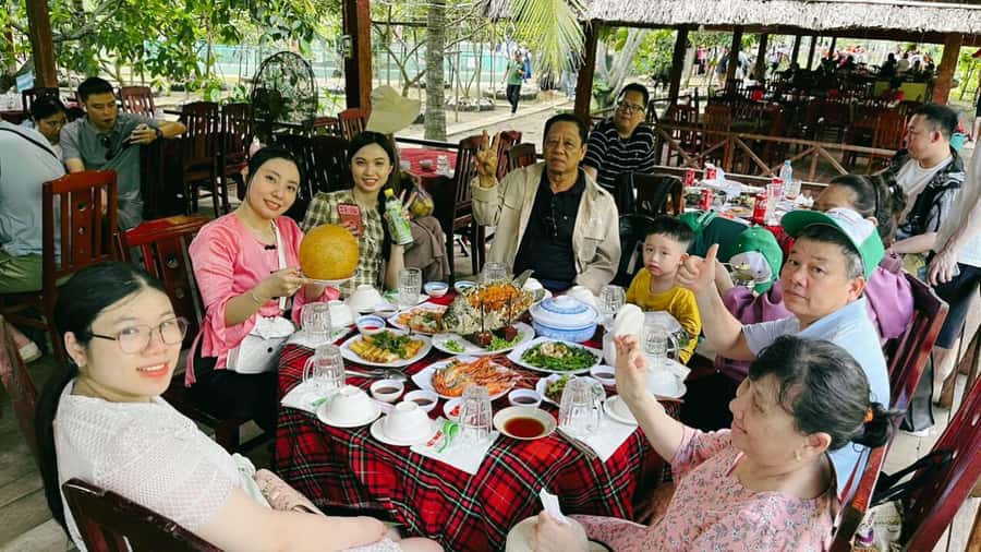 1 Day Mekong Tour: Cai Rang Floating Market & MyTho-Ben Tre - The hand-rowed sampan through small canals