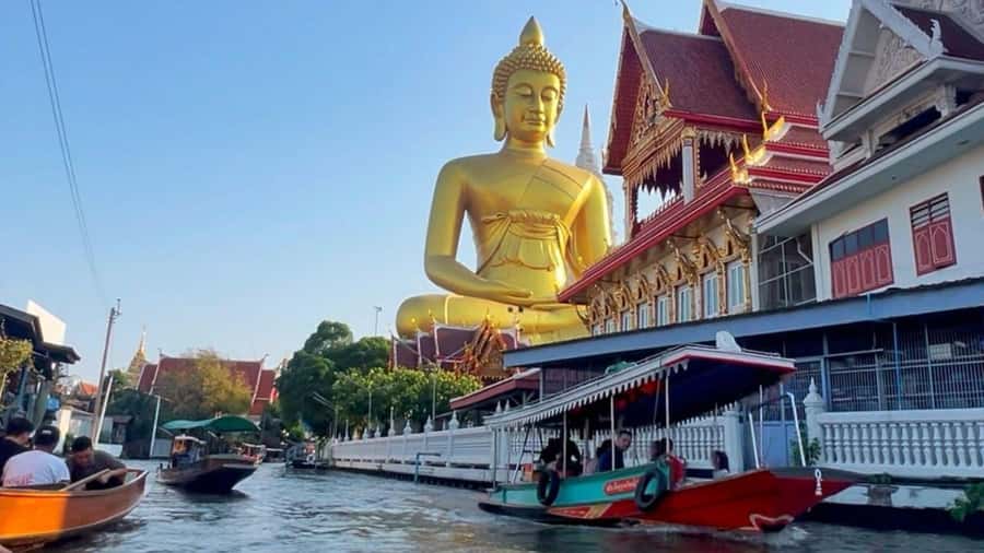 3 Hrs Private boat Tour Bangkok Floating Market by Flat Boat - Fish feeding: the merit-making moment on the canal