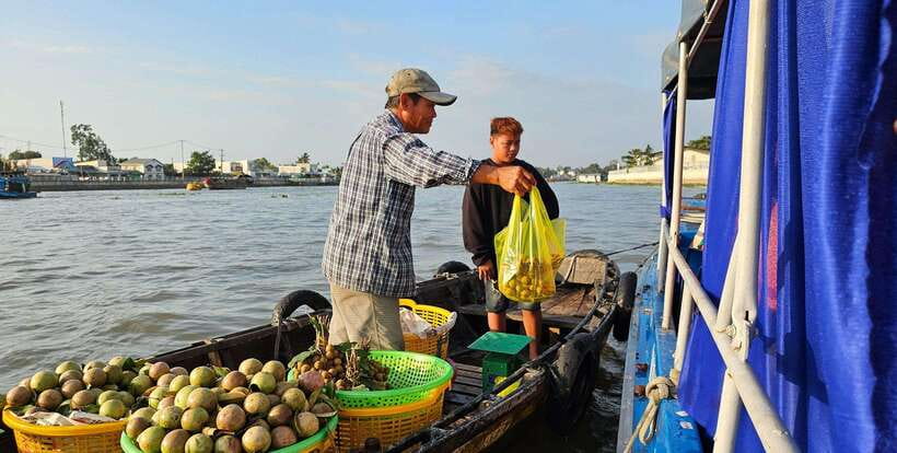 4 Day's Mekong Delta With Tra Su Forest Exit Phnom Penh - Day 4: Vinh Xuong border procedures and the speedboat finish in Phnom Penh