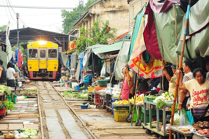 Amphawa Floating Market Tour with Maeklong Railway Market (SHA Plus) - Private long-tail boat time: close up, without the crowd chaos