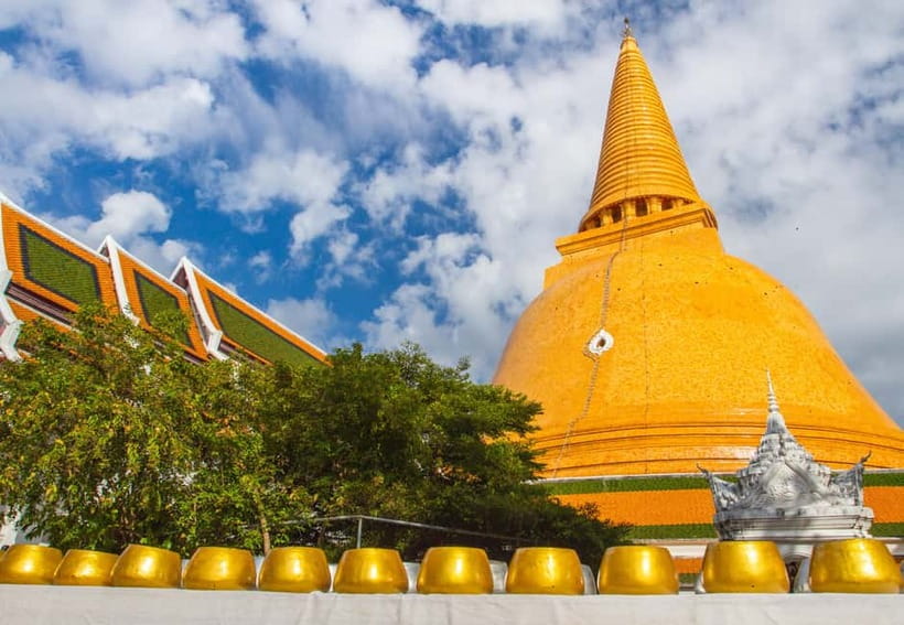 Bangkok: Floating Market, Phra Pathom Pagoda & Cafes Tour - From Siam Paragon to the first market: how the day starts