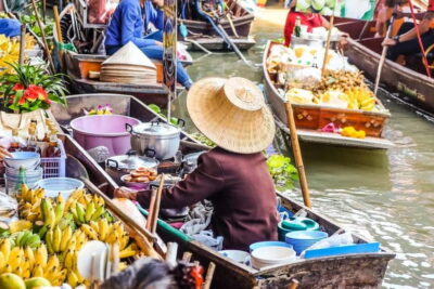 Bangkok: Floating Market, Phra Pathom Pagoda & Cafes Tour - Maeklong Railway Market: the train interrupts everything (in a good way)