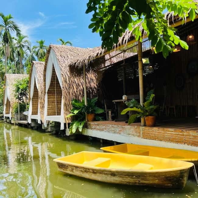 Bangkok: Floating Market, Phra Pathom Pagoda & Cafes Tour - Group size, guides, and the kind of help that makes photos easier