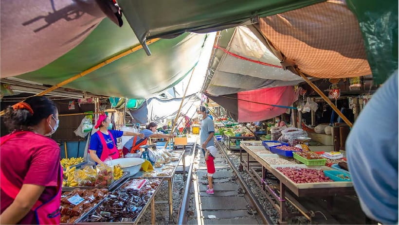 Bangkok: Floating Market, Phra Pathom Pagoda & Cafes Tour - Practical prep: what to bring and what to expect physically