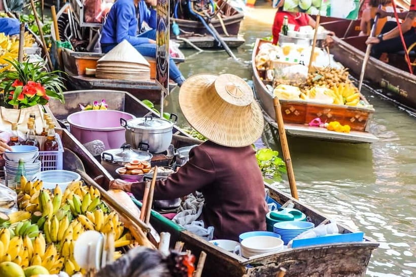 Bangkok: Floating Market, Phra Pathom Pagoda & Cafes Tour - Maeklong Railway Market: the train interrupts everything (in a good way)