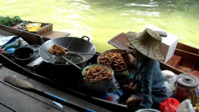 Bangkok highlight: Floating Market, Train Market & Ayutthaya - Maeklong Railway Market: The Train-Track Market Trick