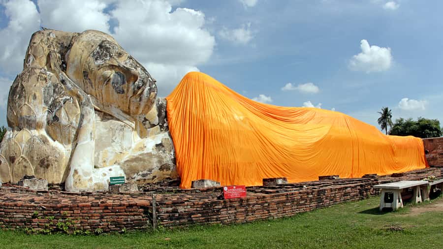 Bangkok highlight: Floating Market, Train Market & Ayutthaya - Wihan Phra Mongkhon Bophit: A Place That Anchors the Site