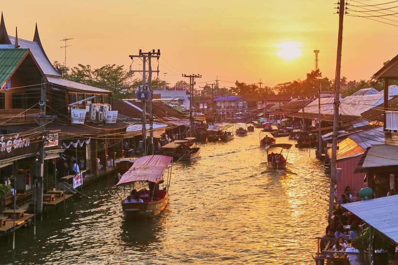 Bangkok: Maeklong Railway & Amphawa Floating Market Day Trip - Amphawa Floating Market: canal food, shopping, and river rhythm