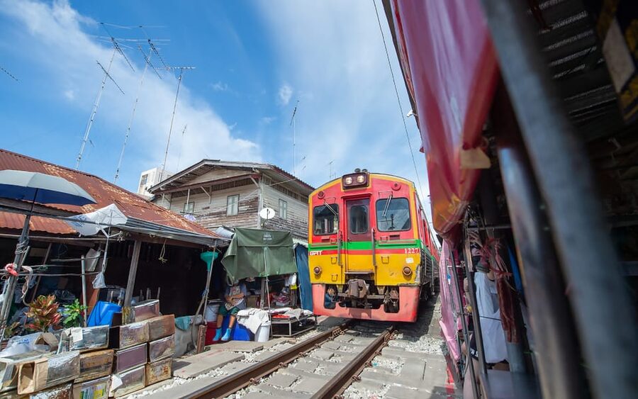 Bangkok: Maeklong Railway Market and Amphawa Floating Market - Amphawa Floating Market from the water: what the boat ride changes