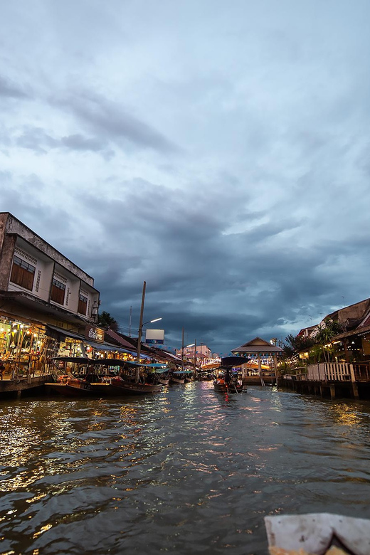 Bangkok: Maeklong Railway Market and Amphawa Floating Market - Food and souvenirs: what you can grab and where cash matters