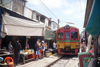 Bangkok: Maeklong Railway Market and Floating Market Tour - Dawn departures: how the day fits from Bangkok to Damnoen Saduak