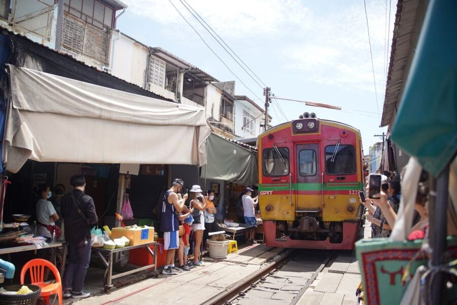 Bangkok: Maeklong Railway Market and Floating Market Tour - Dawn departures: how the day fits from Bangkok to Damnoen Saduak
