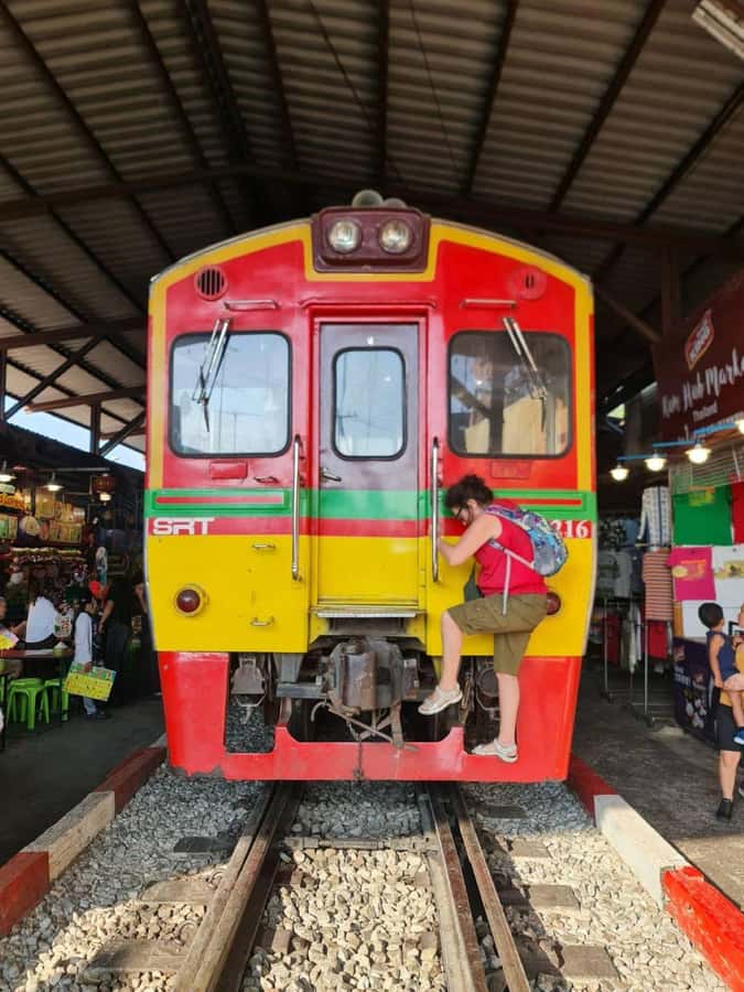 Bangkok: Maeklong Train Market & Floating Market Day Tour - Souvenir Strategy in Two Tourist Markets (Without Wasting Money)