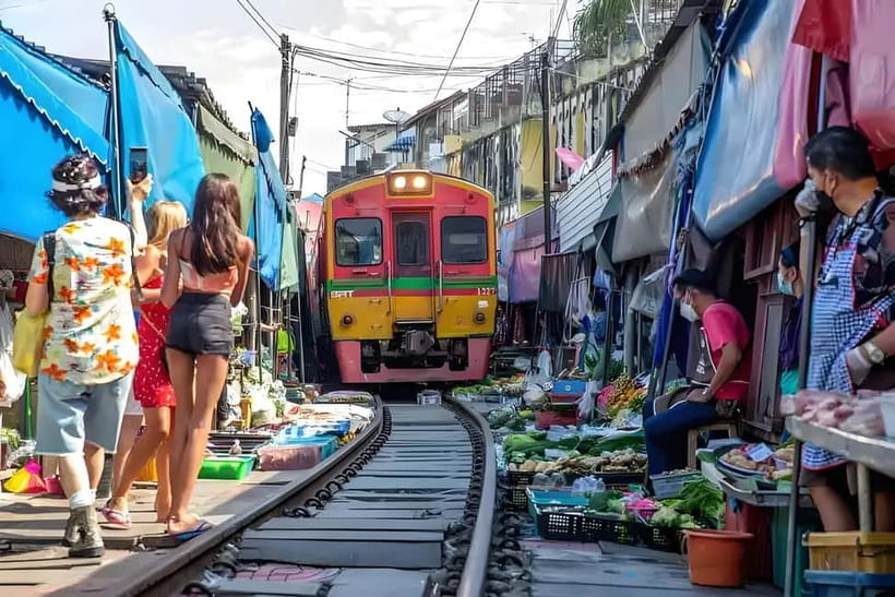 Bangkok: Railway, Floating Market & Chao Phraya Cruise Tour - How pickup and travel time shape your day