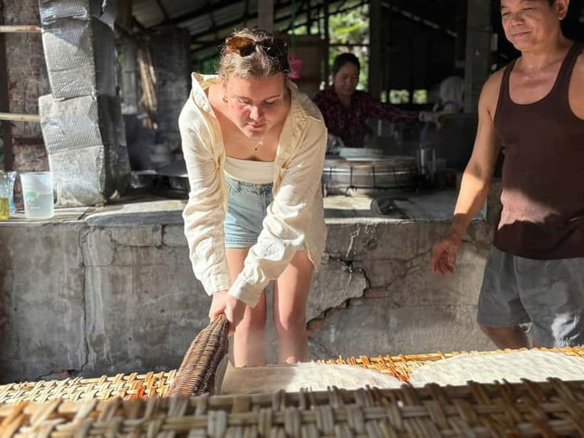 Can Tho: Floating Market, Cacao & Canals with French Guide - First Stop After Pickup: Sampan Time and the Route to Cái Răng