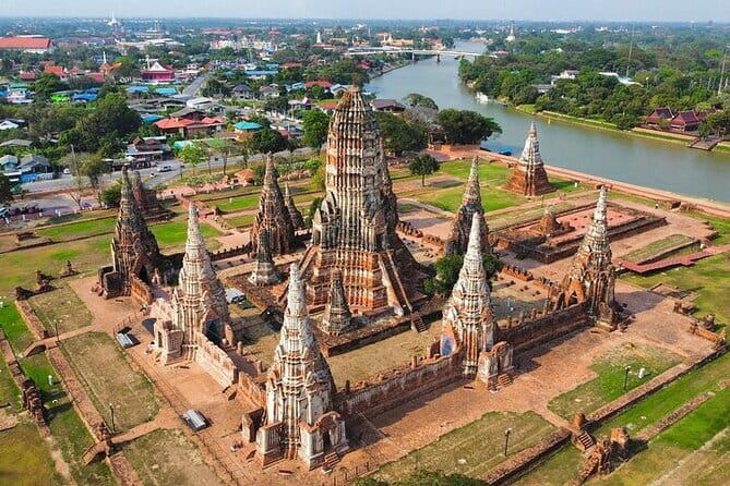Damnoen Saduak Famous Floating Market and Mea Klong Railway Tour - Lunch and the local market time: plan your spending