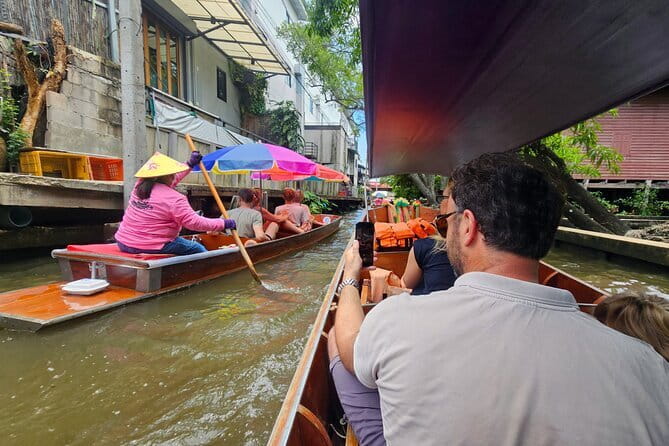 Damnoen Saduak Famous Floating Market and Mea Klong Railway Tour - Mae Klong Railway Market: watching the market step aside for a train