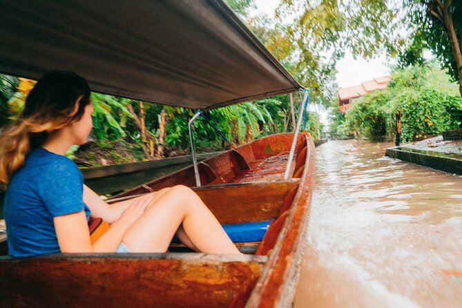 Damnoen Saduak Floating Market and Maeklong Railway Market Tour - Mae Klong Railway Market (Talat Rom Hoop): the train changes everything
