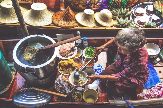 Damnoen Saduak Floating Market & Maeklong Railway Market Tour From Bangkok - Mae Klong Railway Market (Hoop Rom Market): The Train Moment That Teaches You Watching