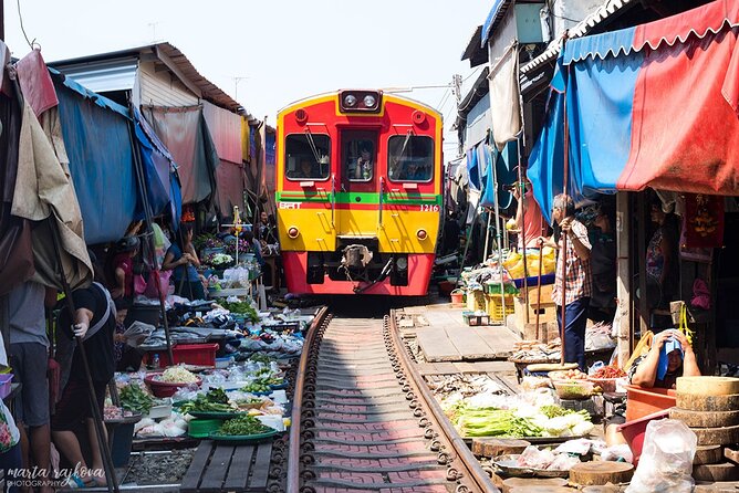 Damnoen Saduak Floating Market & Maeklong Train Market Tour - The Maeklong Railway Market moment (and why it matters)