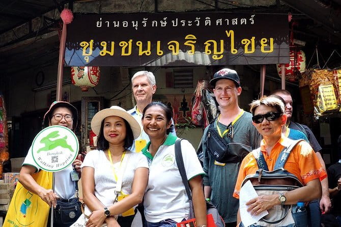 Day Trip to Bangkok Floating Market & Maeklong Railway - Meeting point and getting on the bus without stress