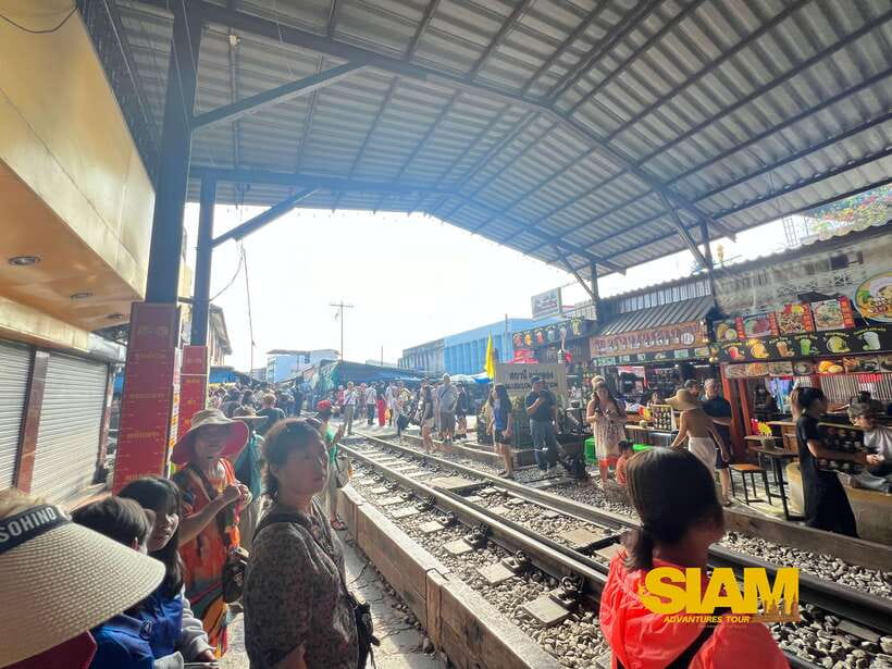 From Bangkok:Damnoen Floating Market and Railway Market Tour - Guide quality: why Kelly’s explanations change the day