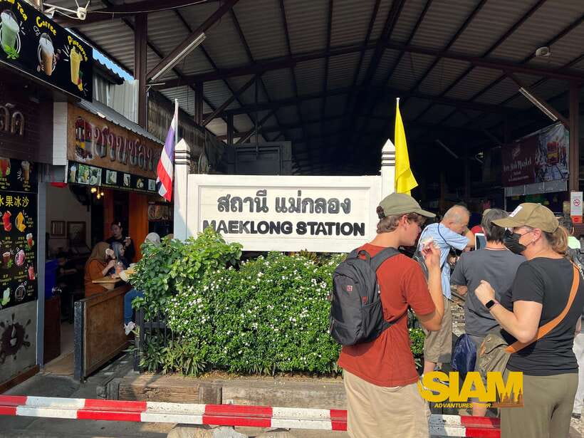 From Bangkok:Damnoen Floating Market and Railway Market Tour - Paddleboat time: optional, usually what you pay to see more water