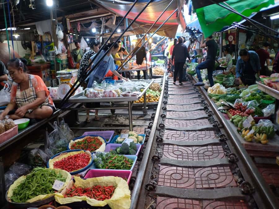 From Bangkok: Private Railway and Floating Market Tour - Itinerary flow: how the day adds up to 7 hours