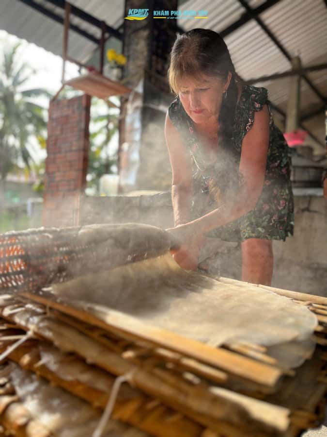 Group Tour: Floating Market, Rice Noodle, nursery vegatable - Dragon fruit garden and the canal sampan ride