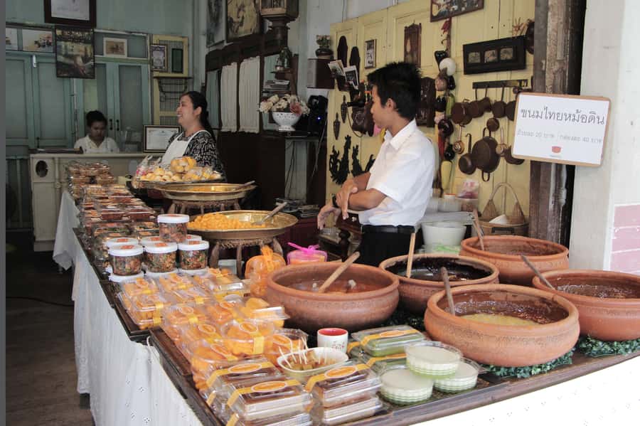 Weekend Amphawa Floating Market & Train Market Private Tour - English-Speaking Guide and the Small-Group Advantage